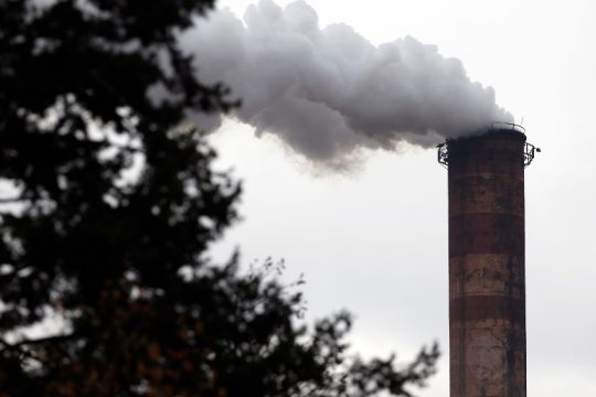 Μια ολόκληρη σερβική πόλη καλυμμένη από κόκκινη σκόνη, με τον καρκίνο να θερίζει