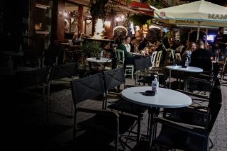 Σε άτυπο πολύμηνο λοκντάουν η εστίαση