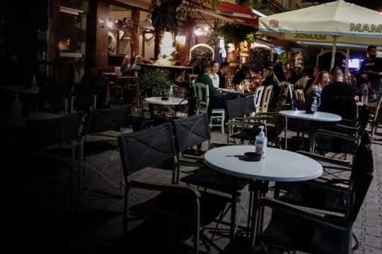 Σε άτυπο πολύμηνο λοκντάουν η εστίαση