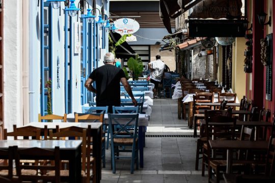 Κατεβάζει ρολά η εστίαση