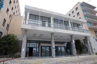 Στη Βουλή οι απευθείας αναθέσεις από το Ιδρυμα Νεολαίας και Διά Βίου Μάθησης
