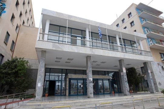 Στη Βουλή οι απευθείας αναθέσεις από το Ιδρυμα Νεολαίας και Διά Βίου Μάθησης