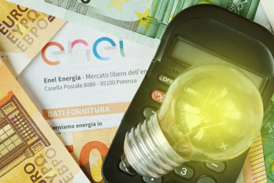 Οι… φωτοδότες μάς κρατούν στο σκοτάδι