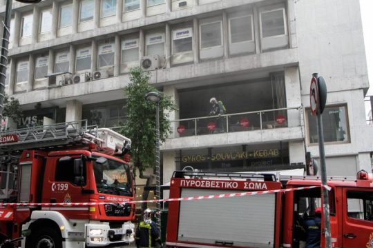 Πυρκαγιά σε καμινάδα καταστήματος στο κέντρο της Αθήνας