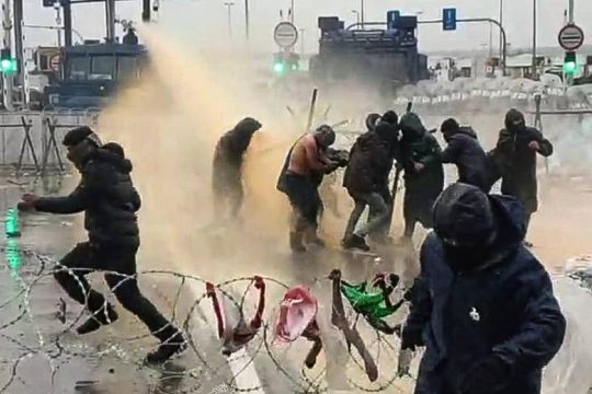 Πολωνός υπ. Άμυνας: Μήνες μπορεί να διαρκέσει κρίση στα σύνορα με τη Λευκορωσία