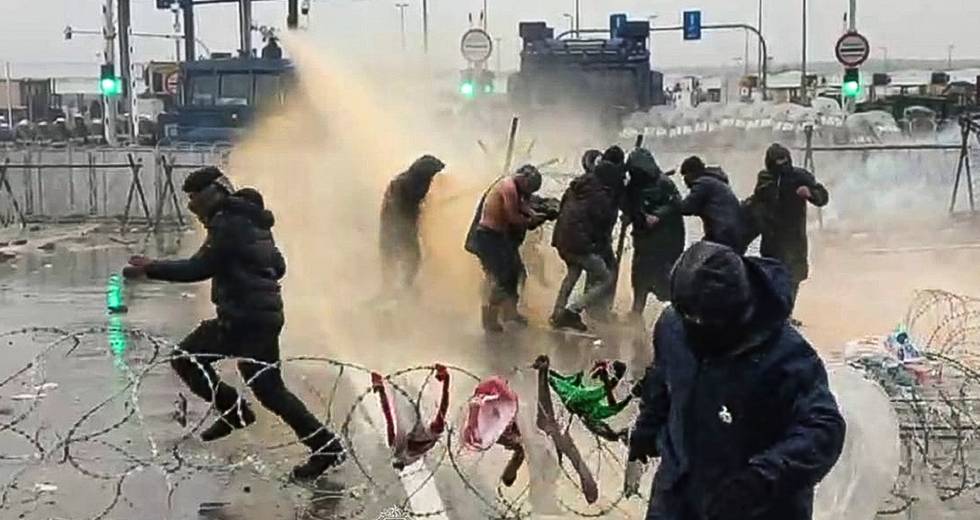 Πολωνός υπ. Άμυνας: Μήνες μπορεί να διαρκέσει κρίση στα σύνορα με τη Λευκορωσία