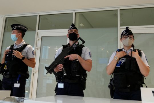 Γαλλία: Η έρευνα των τελωνειακών αποκάλυψε ολόκληρο οπλοστάσιο νεοναζιστών