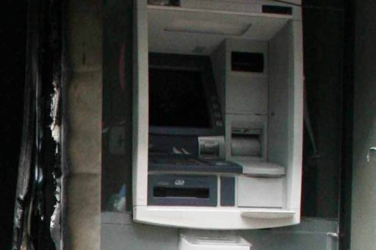 Eμπρηστικοί μηχανισμοί σε δύο τράπεζες στο Παγκράτι