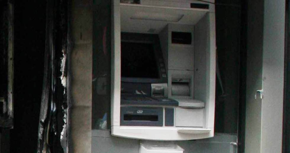 Eμπρηστικοί μηχανισμοί σε δύο τράπεζες στο Παγκράτι