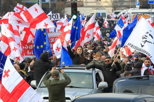 Τερματίζει την απεργία πείνας ο Σαακασβίλι, στους δρόμους οι οπαδοί του