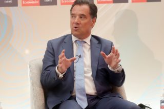 Οταν ο Αδωνις παίζει μπάλα στα εντός έδρας ΜΜΕ