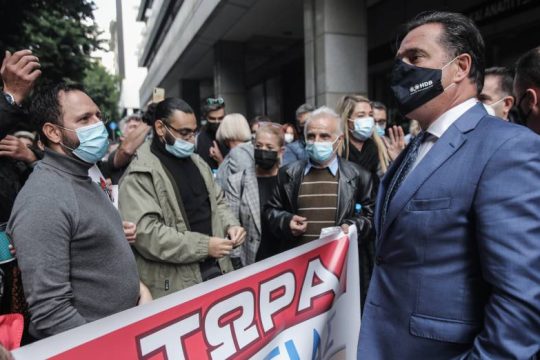 Διαμαρτυρία κομμωτών και κουρέων στο υπ. Ανάπτυξης ενάντια στα μέτρα