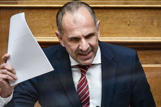 Επίθεση Γεραπετρίτη στον ΣΥΡΙΖΑ, αλλά κουβέντα για το «μάρμαρο»