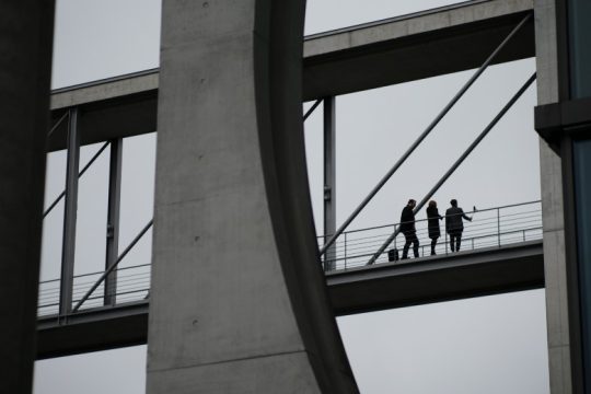 Έμμεσο «πράσινο φως» από το Συνταγματικό Δικαστήριο της Γερμανίας για νέα μέτρα