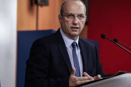 Αντιφατικά μηνύματα για την υποχρεωτικότητα των εμβολιασμών