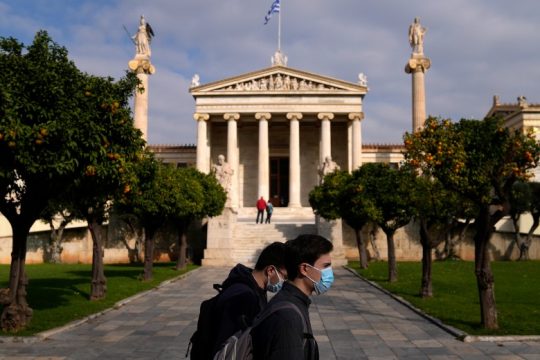 Οι επιστήμονες προειδοποιούν: να μην τρέχουμε πίσω από την πανδημία