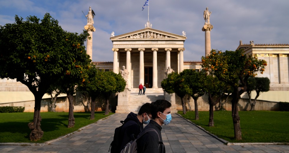 Οι επιστήμονες προειδοποιούν: να μην τρέχουμε πίσω από την πανδημία