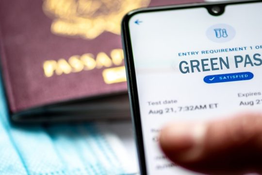 Έρευνα: Η πλειοψηφία των Ευρωπαίων υπέρ του πιστοποιητικού εμβολιασμού