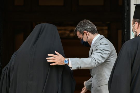 Καθυστερημένη «χείρα βοηθείας» από Ιερώνυμο σε Μητσοτάκη