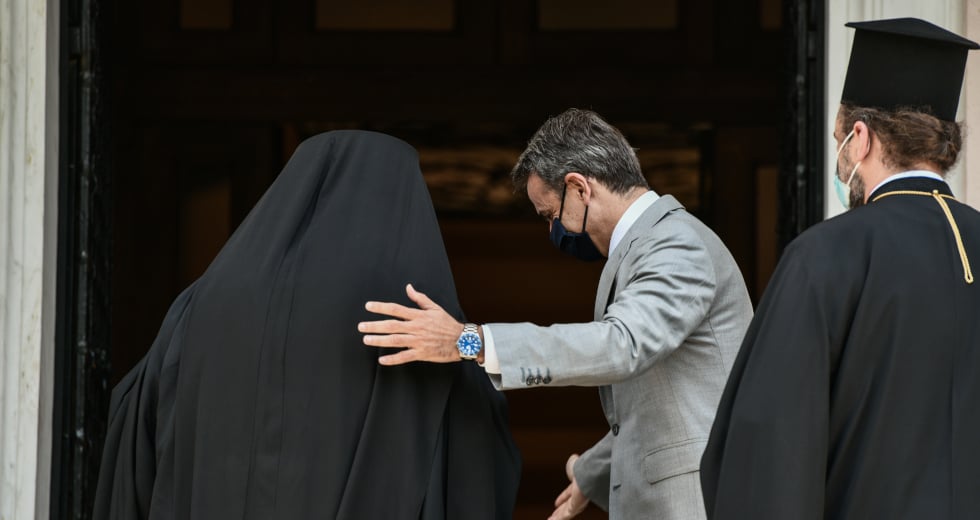 Καθυστερημένη «χείρα βοηθείας» από Ιερώνυμο σε Μητσοτάκη