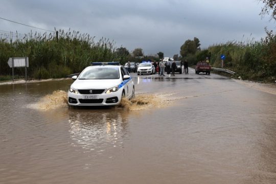 Ένας νεκρός και εκτεταμένες ζημιές από την κακοκαιρία