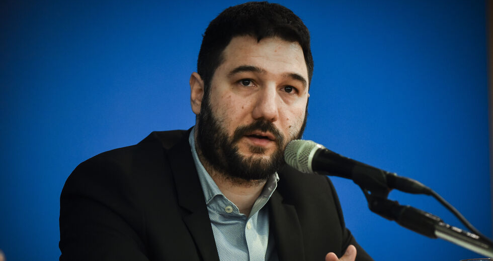 Αποπομπή του κυβερνητικού εκπροσώπου ζητά ο ΣΥΡΙΖΑ