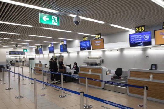 Το Ισραήλ απαγορεύει την είσοδο σε όλους τους αλλοδαπούς