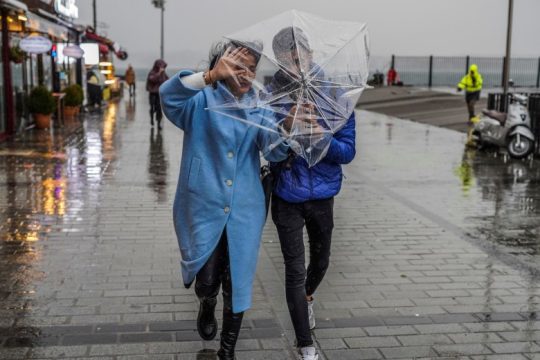 Στο έλεος θύελλας η Κωνσταντινούπολη, τουλάχιστον τέσσερις νεκροί
