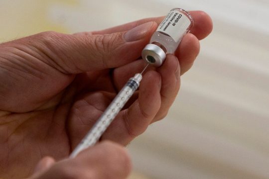 Ο ΕΜΑ ξεκίνησε αξιολόγηση του εμβολίου της Janssen για τη χορήγηση τρίτης δόσης