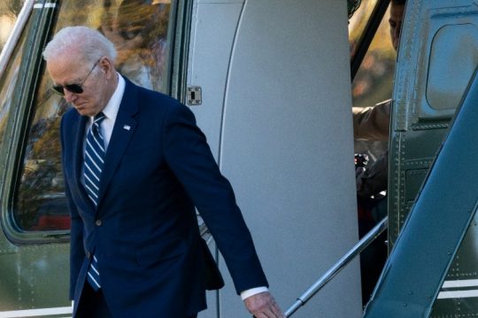 Οργή και ανησυχία Μπάιντεν για την αθώωση του «πατριώτη» Ρίτενχαους