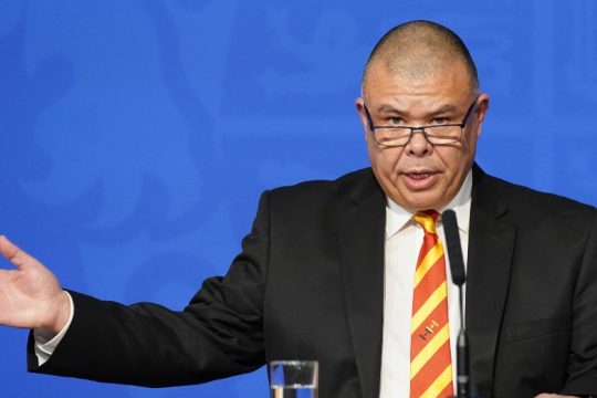 Η Επιστημονική Επιτροπή της Βρετανίας προτείνει 3η δόση για όλους τους ενήλικες