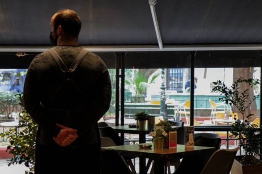 Σε ισχύ το άτυπο «λοκντάουν» στους ανεμβολίαστους, ανοιχτό το ενδεχόμενο νέων μέτρων