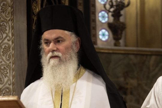 «Αντάρτικο» από τον μητροπολίτη Καλαβρύτων για τον έλεγχο στους ναούς