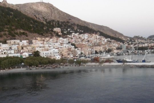 Ο Τζο Νέσμπο και ο αστυνόμος Μπαλής στην Κάλυμνο