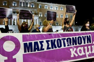 Ξέσπασε μια άλλη, σκιώδης, πανδημία της έμφυλης βίας