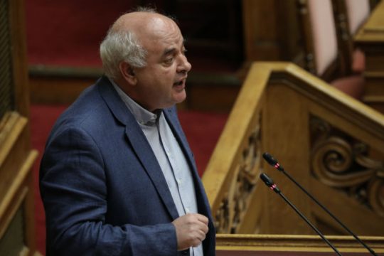 Καραθανασόπουλος: Στόχος της κυβέρνησης να πέσουν οι λαϊκές αγορές στα χέρια των λίγων