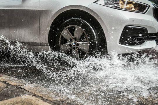 Πάτρα: Η θάλασσα βγήκε στη στεριά…