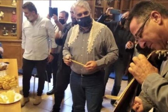 Αγρότες Χανίων: «Ξεπουλάνε τον αγώνα με τσικουδιές και κεράσματα»
