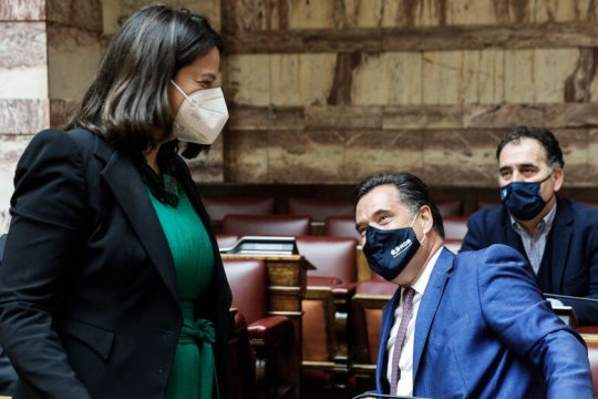 Το ΥΠΑΙΘ πιάστηκε με… «τα κολέγια στην πλάτη»