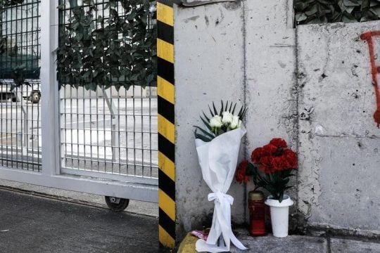 Στις πόρτες του εργοστασίου μαζί με τη μικρή Όλγα χάθηκε η ανθρωπιά