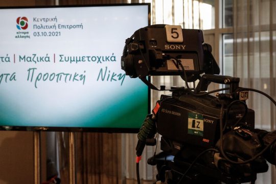 Ντιμπέιτ και γκάλοπ ζεσταίνουν το κλίμα