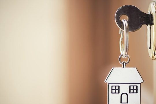 Ισπανία: 53.000 τουριστικές κατοικίες γίνονται υποχρεωτικά μόνιμες