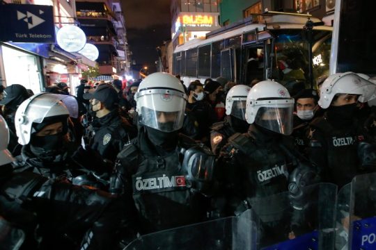 Οδοφράγματα αλλά και δακρυγόνα εναντίων γυναικών που διαδήλωναν στην Κωνσταντινούπολη
