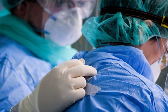 Με το βλέμμα στις επιτάξεις, ενώ ήδη γίνεται επιλογή ασθενών