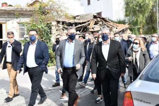 Στο Αρκαλοχώρι ο Δ. Κουτσούμπας: «Να υπάρξει ουσιαστική στήριξη των πληγέντων»
