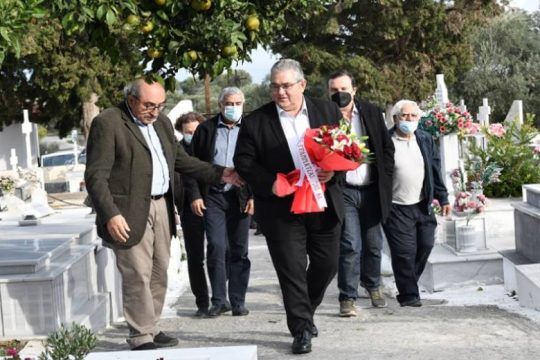Λουλούδια στον τάφο του Μ. Θεοδωράκη από τον Δ. Κουτσούμπα