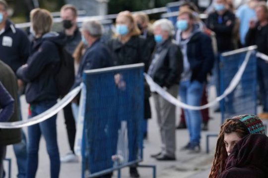 «Κοκκίνισε» σχεδόν όλη η Ευρώπη – Το «φάντασμα» του κορονοϊού πάνω απ’ τα Βαλκάνια