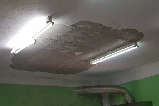 Σχολικά κτίρια… υπό κατάρρευση