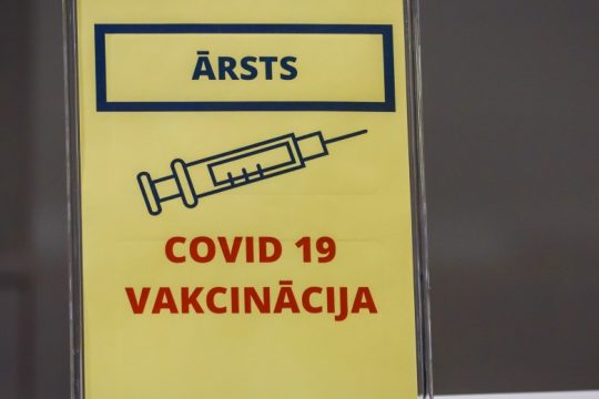 Άνοιξε ο δρόμος στη Λετονία για απολύσεις ανεμβολίαστων εργαζομένων