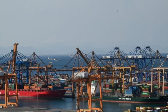 «Μποτιλιάρισμα» στα λιμάνια, ακρίβεια και ελλείψεις στα ράφια